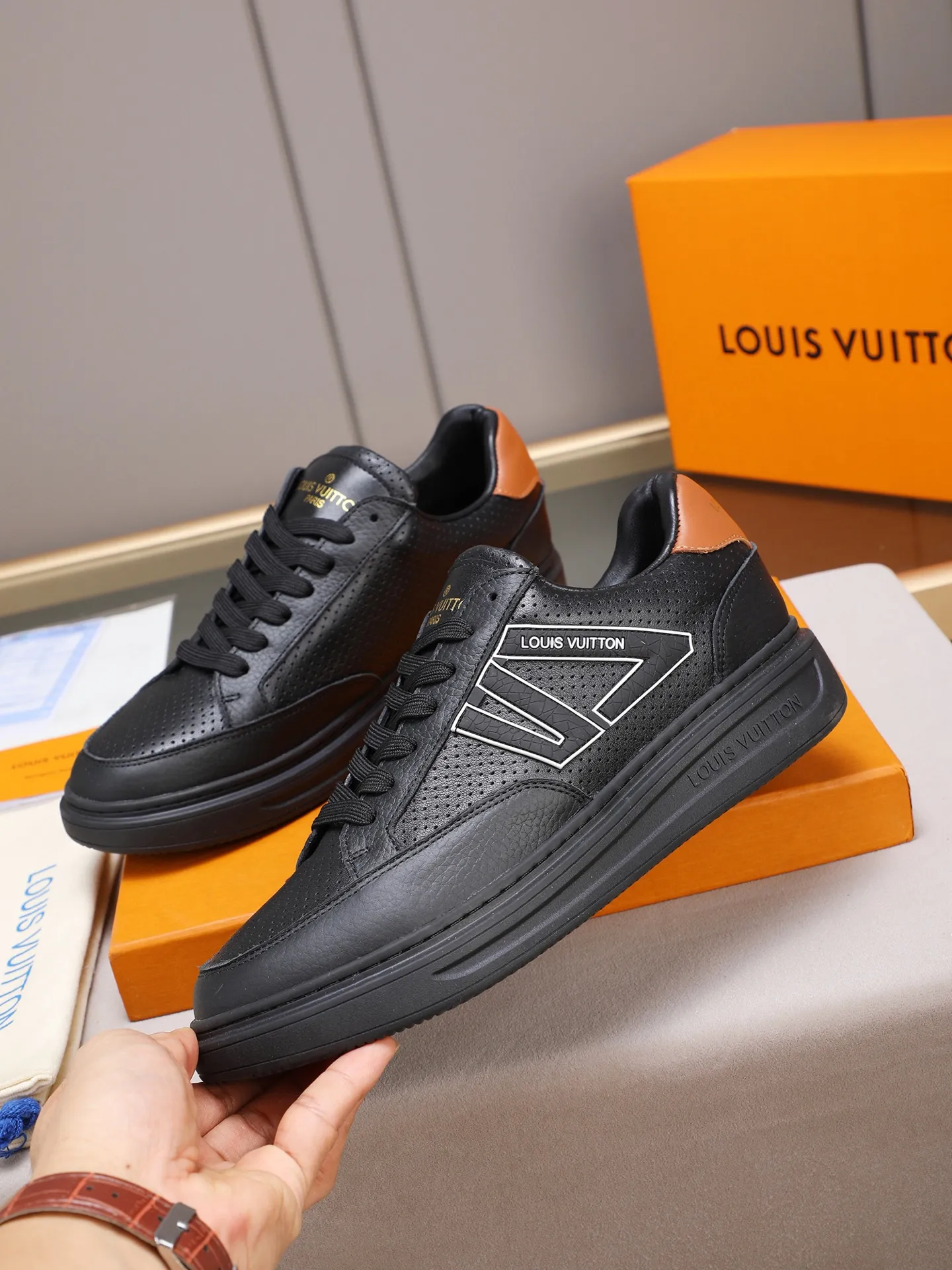 PP420 main model 👍👍👍2025 new LOUIS VUITTON [Luden Yiwei]——LV upper [Lv]🇮🇹Imported first-layer cowhide embossed🇩🇪Inside imported sheepskin lining ➕Non-slip and wear-resistant outsole. Every man's identity is reflected in his elegant and stable upper shoes🚶🏻🚶🏻📯 No matter the wind or rain, the shoe last remains unchanged and can stand the test of time🔍️. ——Code number: 38-44 (45 can be customized)